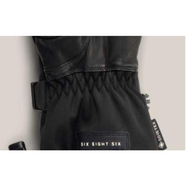 686 GORE-TEX Leather Linear Glove 手套手腕細節圖，展示手腕可調節式加固扣帶與 SIX EIGHT SIX 品牌字樣設計