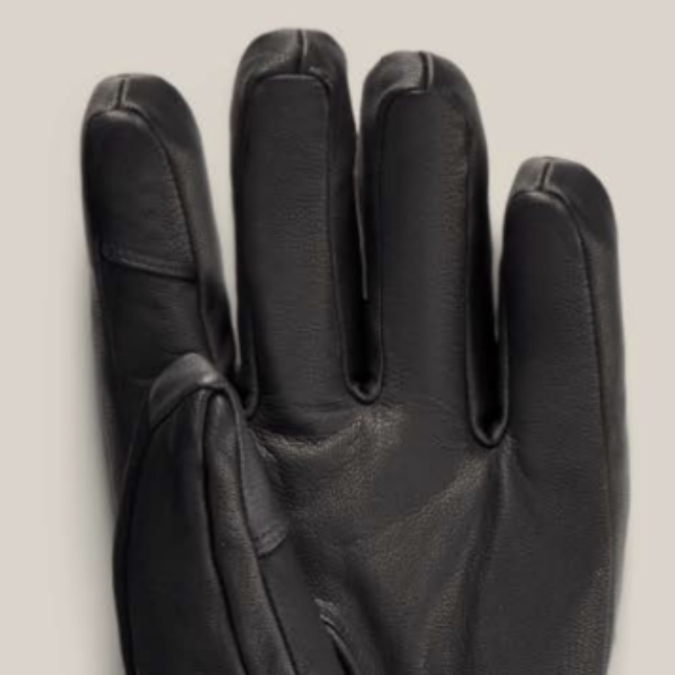 686 GORE-TEX Leather Linear Glove 手套掌心細節圖,展示全黑高品質山羊皮革抓握面與五指獨立立體剪裁