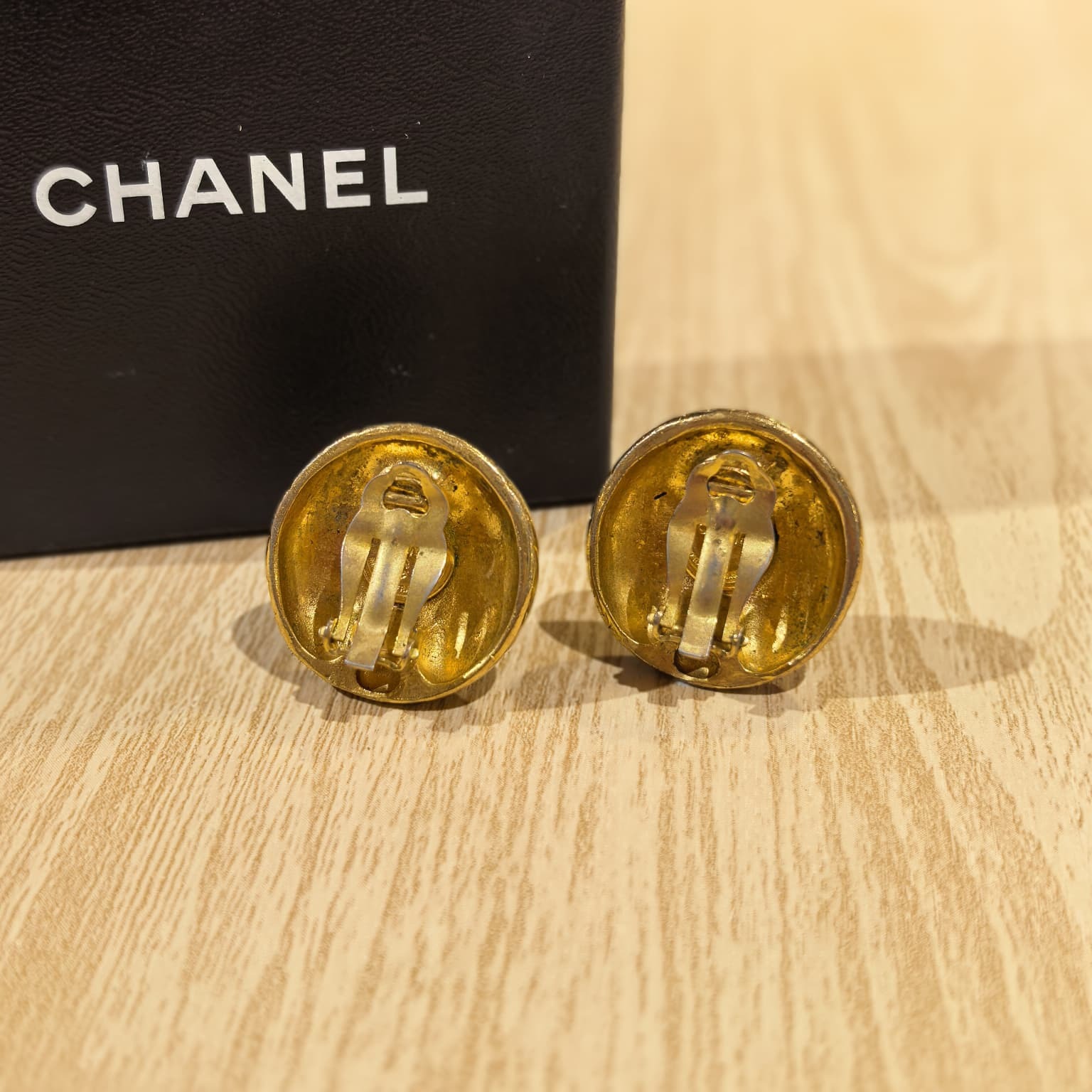 中古CHANEL耳環,金色鈕扣圓形CHANEL字母 LOGO,香奈兒耳夾,VINTAGE中古首飾, #香榭站正品