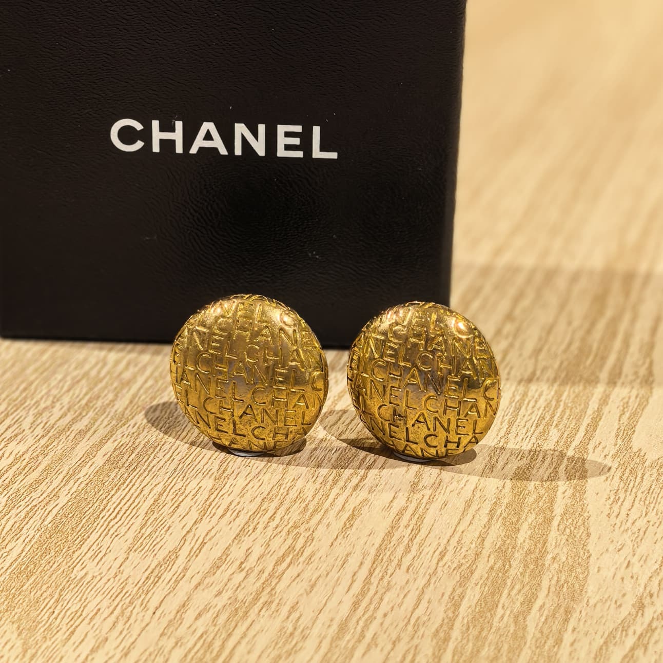 中古CHANEL耳環,金色鈕扣圓形CHANEL字母 LOGO,香奈兒耳夾,VINTAGE中古首飾, #香榭站正品