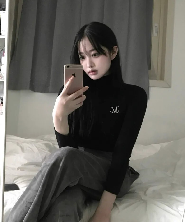【OWN】Mucent 長袖 高領 刺繡 上衣 彈性 修身 下擺弧形 單一尺寸 女款 黑色 淺灰色 深灰色 白色 咖啡色 粉紅色
