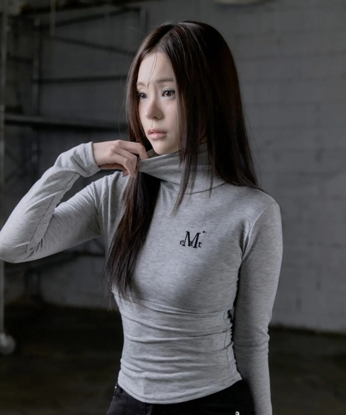 【OWN】Mucent 長袖 高領 刺繡 上衣 彈性 修身 下擺弧形 單一尺寸 女款 黑色 淺灰色 深灰色 白色 咖啡色 粉紅色