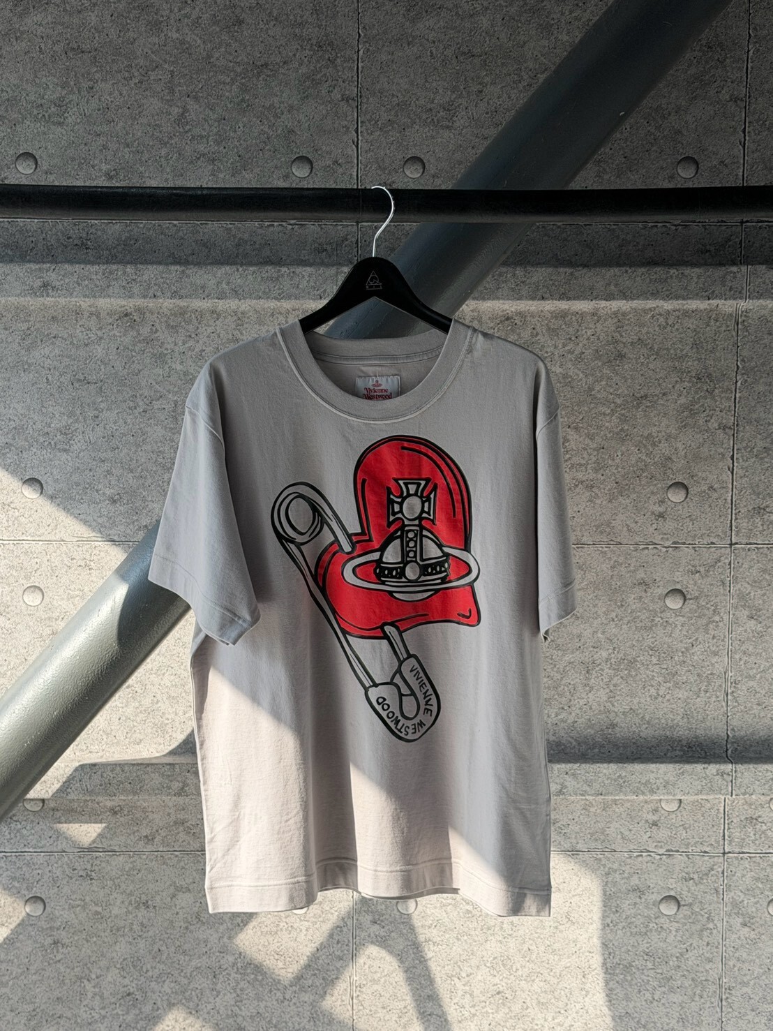 40% off Vivienne Westwood out-of-stock item: 3D printed Saturn logo heart pin, beige short-sleeved T-shirt.