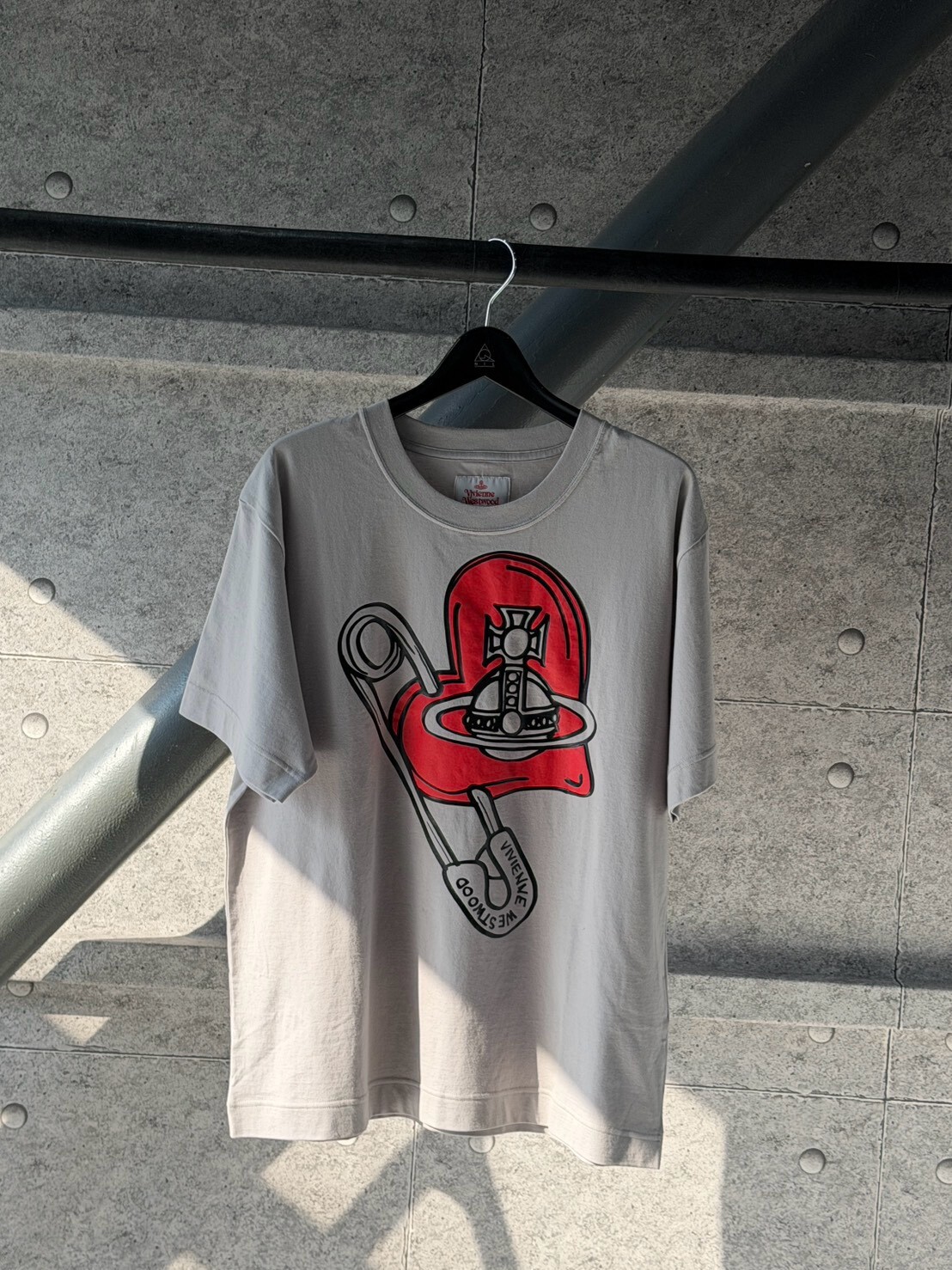 40% off Vivienne Westwood out-of-stock item: 3D printed Saturn logo heart pin, beige short-sleeved T-shirt.