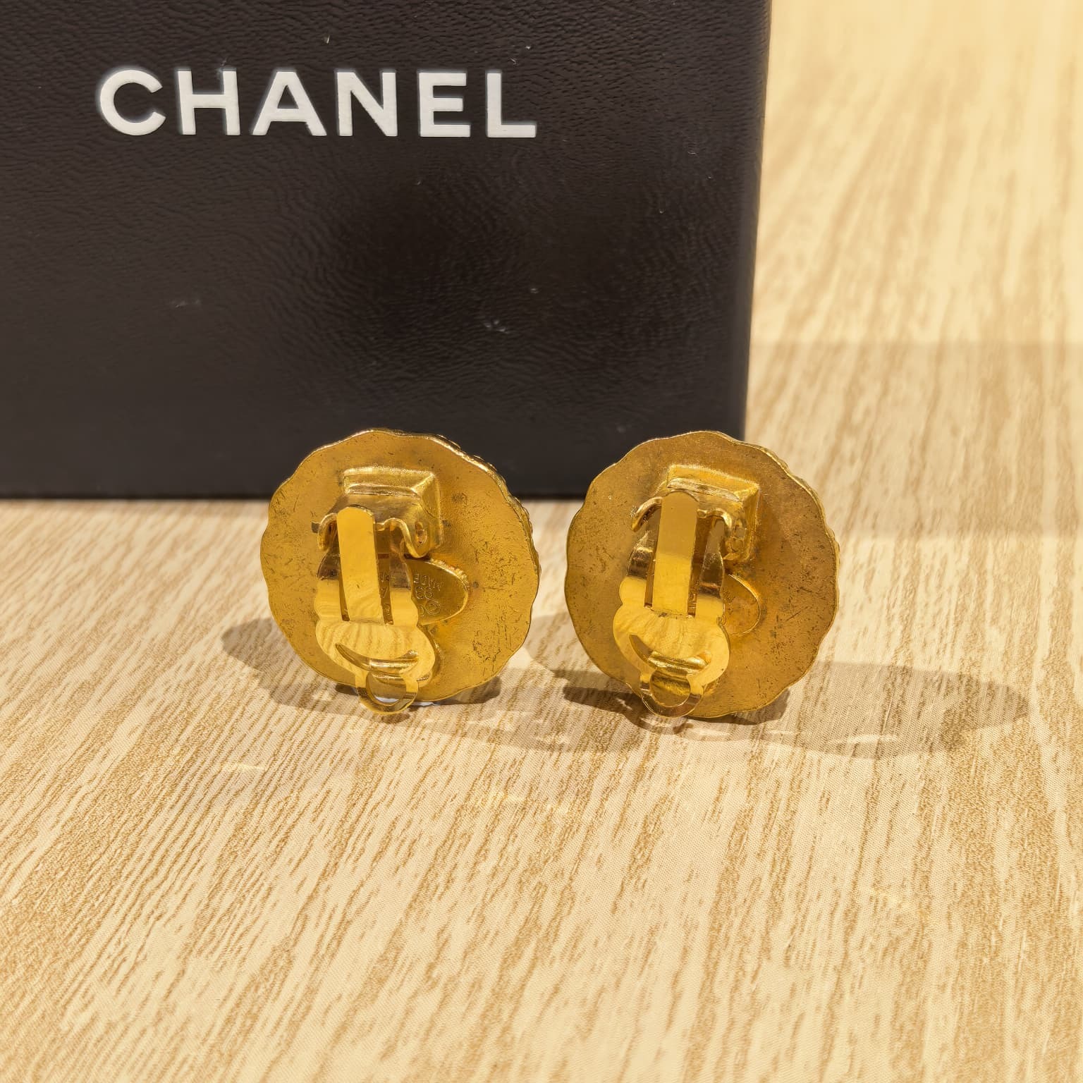 中古CHANEL耳環/耳夾, ,圓形金色金屬,VINTAGE CC LOGO #復古香奈兒耳夾 #香榭站正品