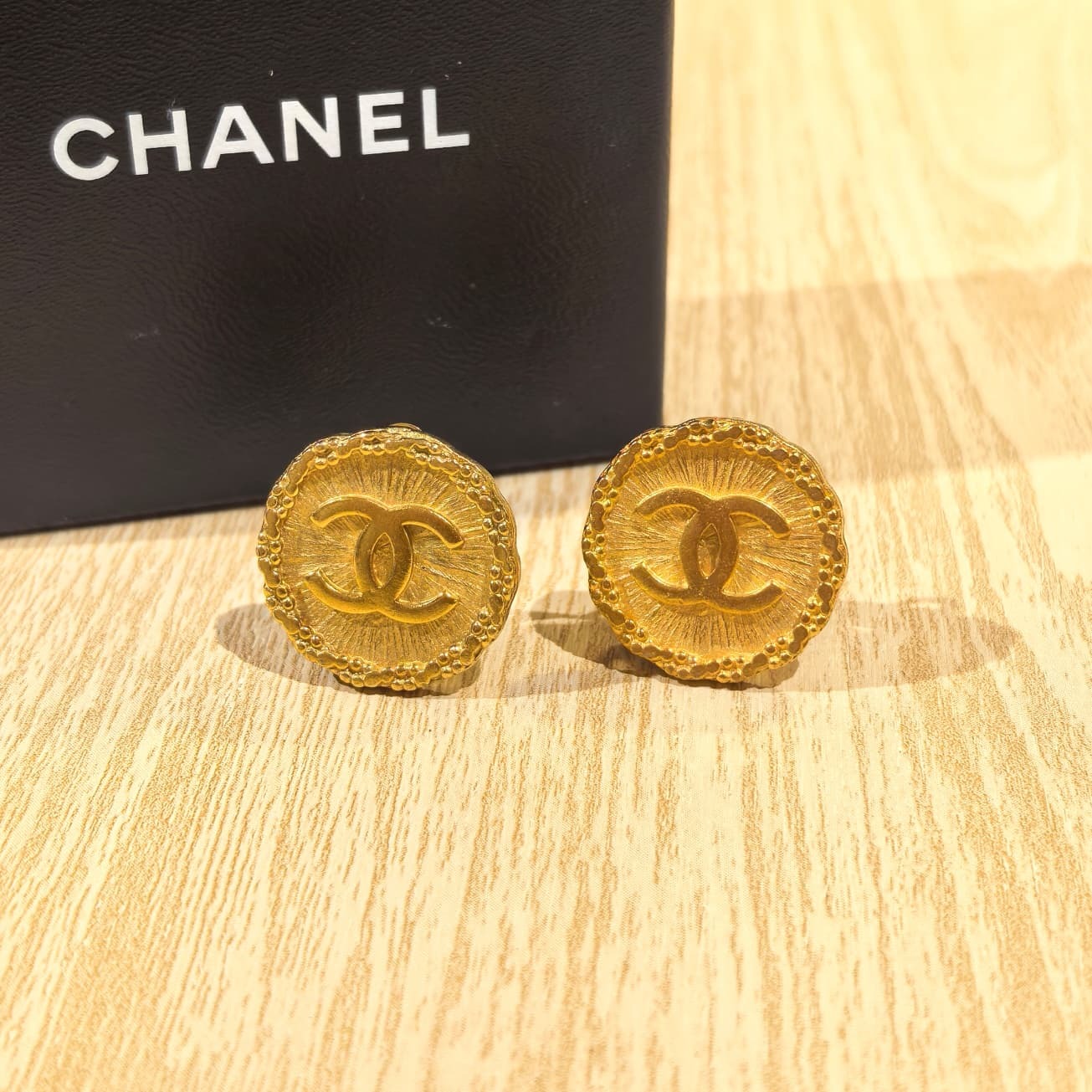 中古CHANEL耳環/耳夾, ,圓形金色金屬,VINTAGE CC LOGO #復古香奈兒耳夾 #香榭站正品