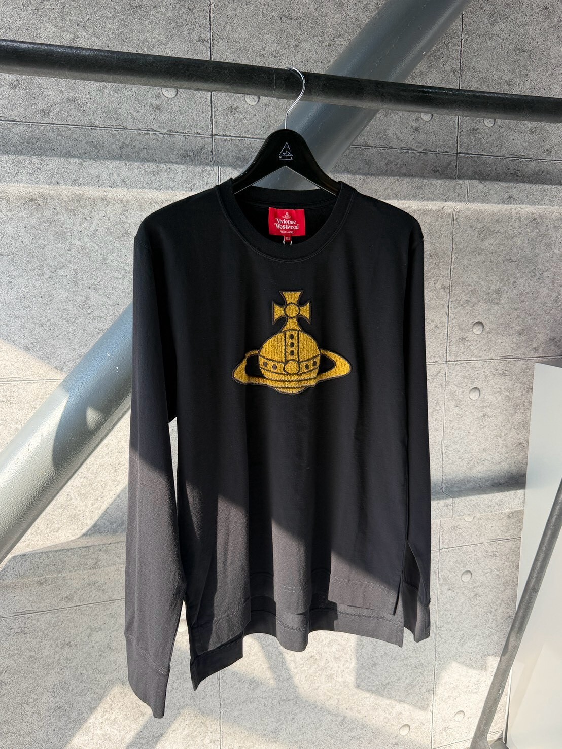 Four-fold Vivienne Westwood black and yellow 3D woven long-sleeved T-shirt with large Saturn logo.