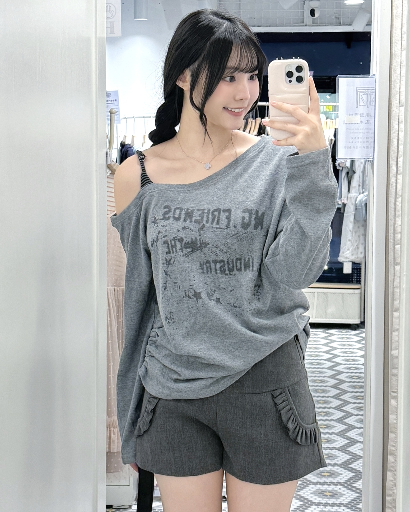 T1683｜街頭風塗鴉字連橫間紋頸帶寬鬆半吊帶斜肩長袖上衣🎧✮˚.⋆