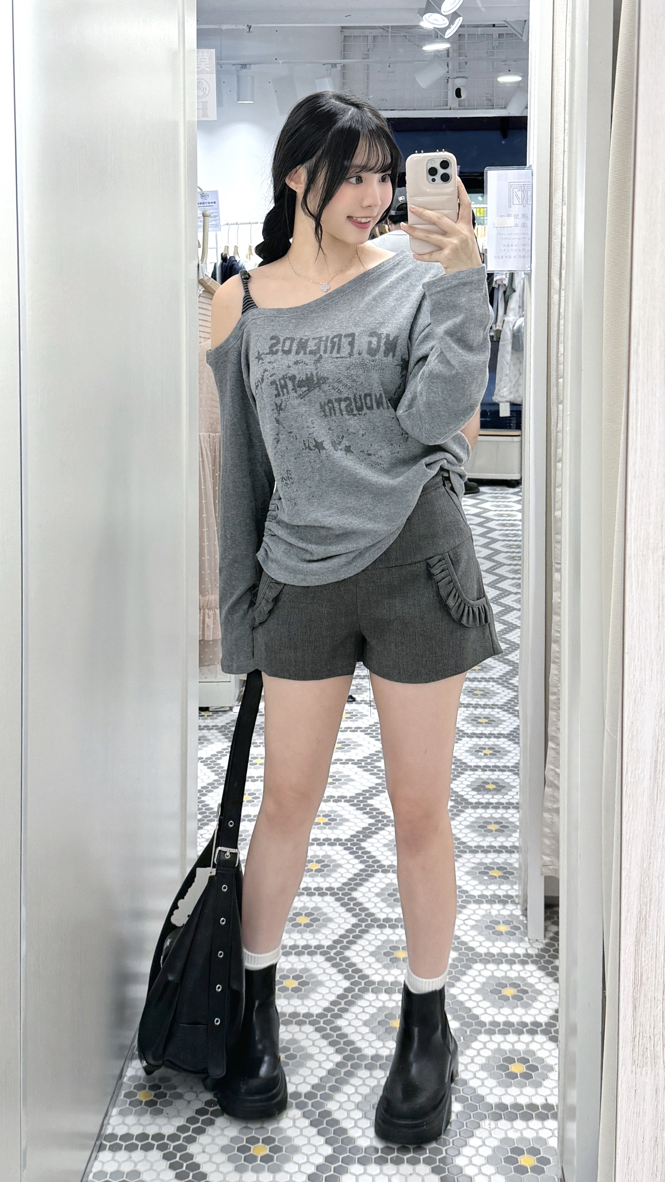 T1683｜街頭風塗鴉字連橫間紋頸帶寬鬆半吊帶斜肩長袖上衣🎧✮˚.⋆
