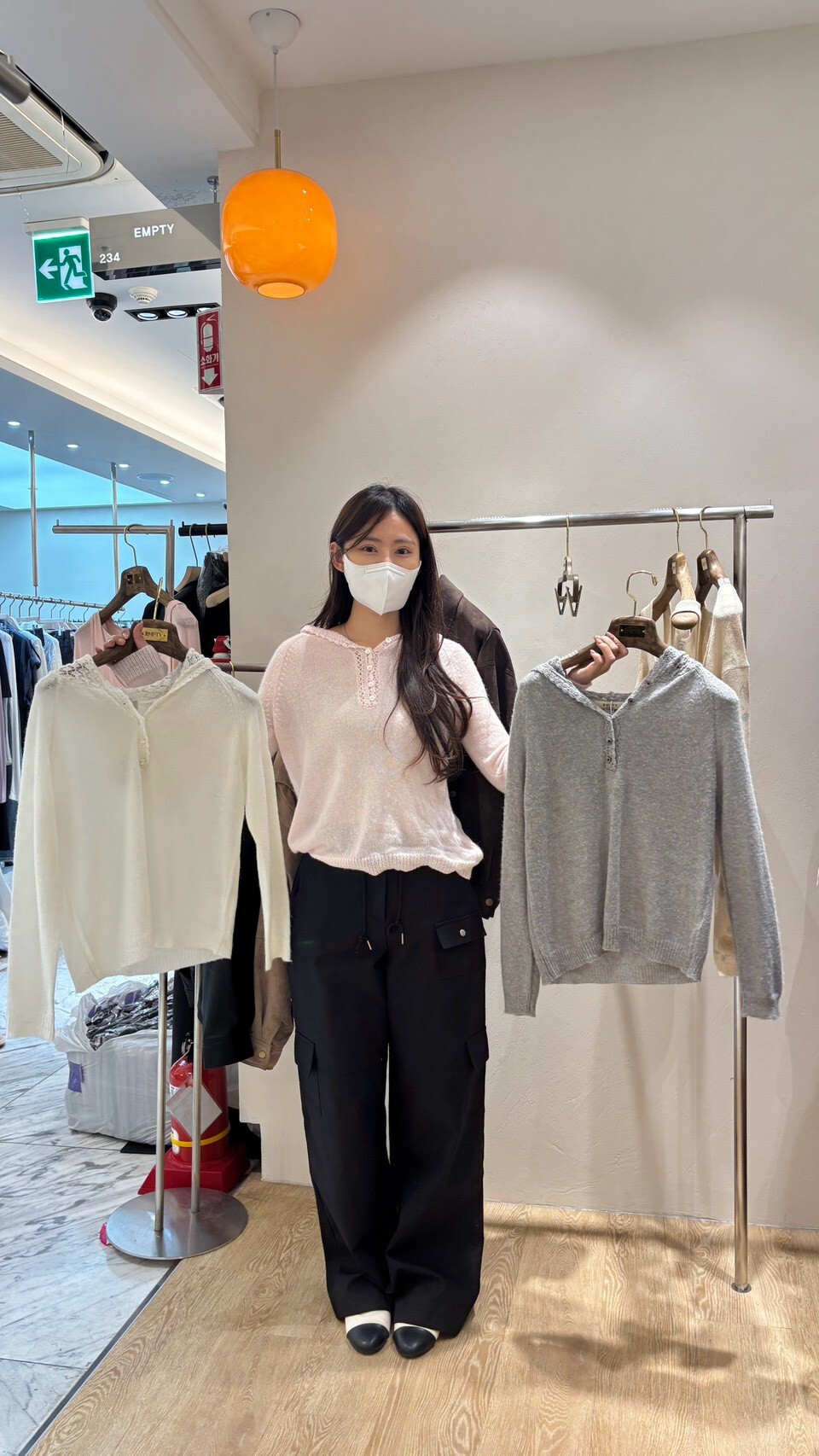 EM7117 手工鏤空蕾絲連帽排釦毛衣