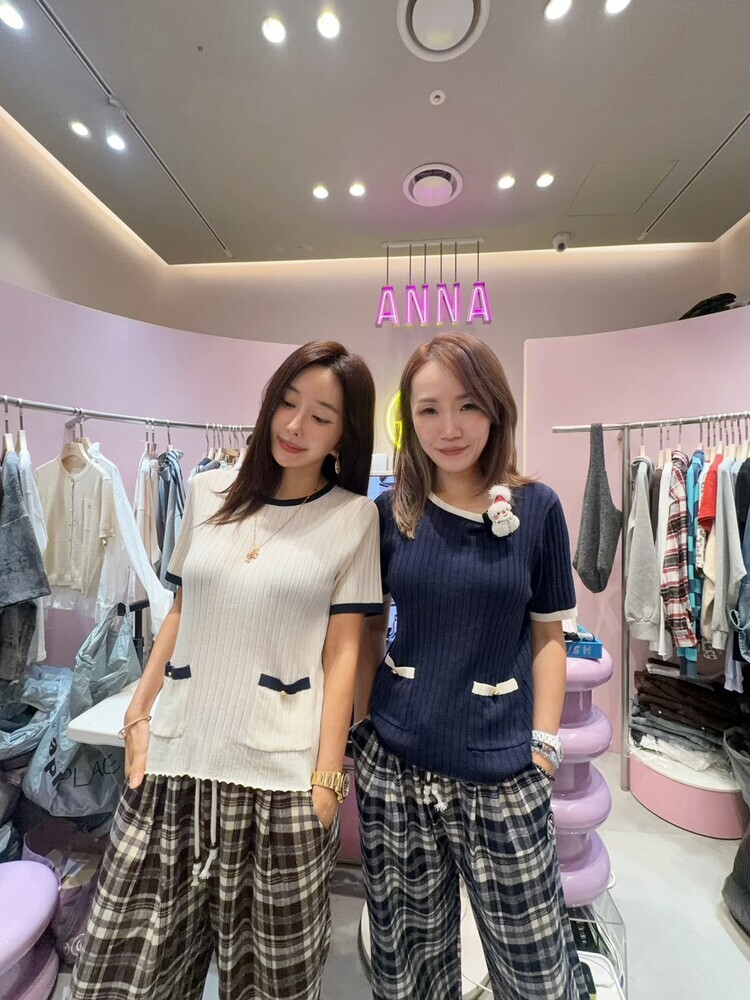 9K029-撞色領直坑條針織上衣【預購】((不列入會員折扣))