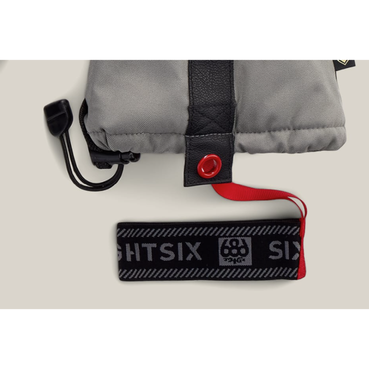 686 GORE-TEX Smarty 3-in-1 Gauntlet Glove 滑雪手套細節圖,展示加長袖口抽繩調節扣與紅黑品牌標籤安全手繩構造