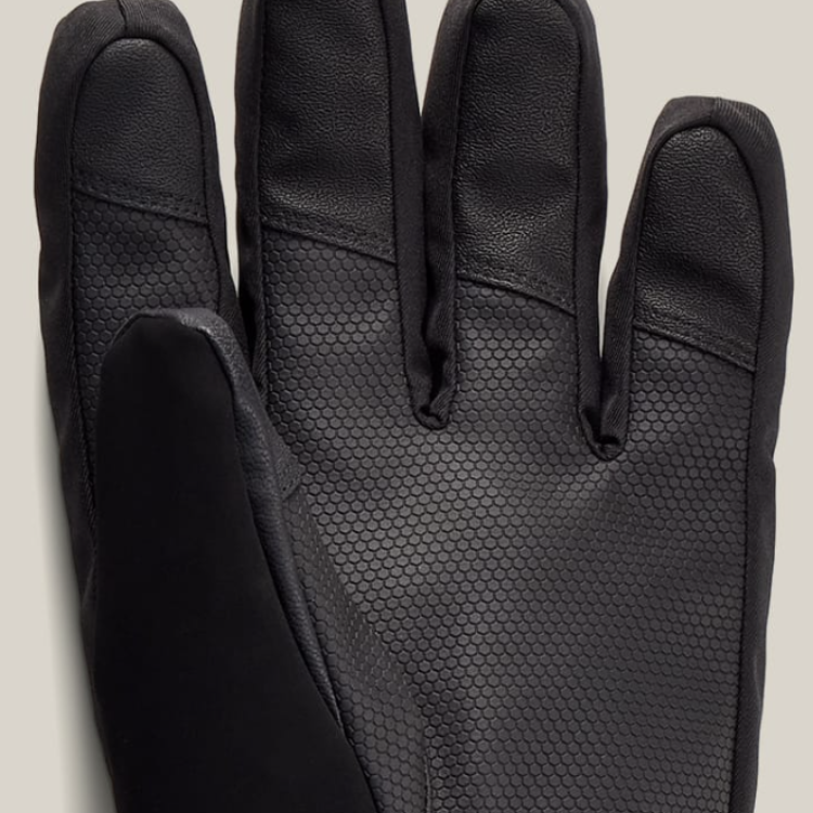 686 GORE-TEX Smarty 3-in-1 Gauntlet Glove 保暖內層手套掌心近照，展示全黑防滑材質與 Soundtouch 螢幕觸控科技