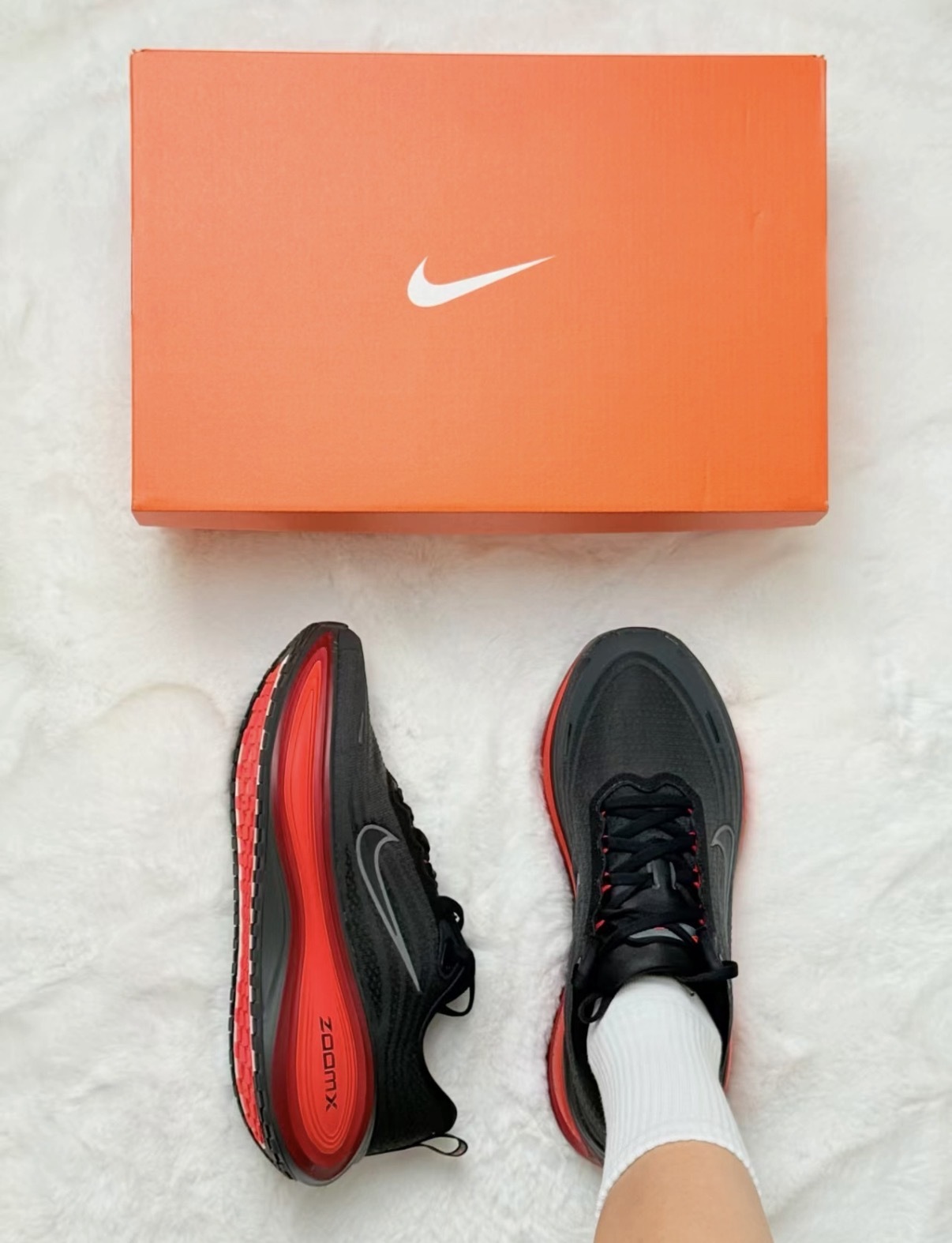 男鞋 NIKE VOMERO PLUS 黑紅 氣墊 緩震 網布 透氣 休閒 跑步 運動鞋【HV8150-017】