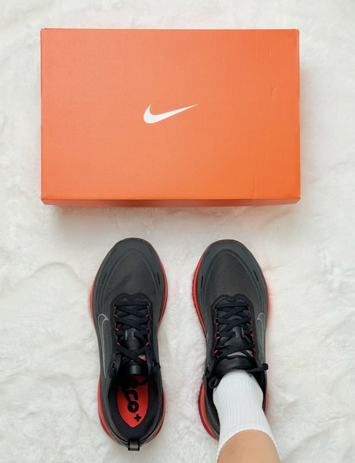 男鞋 NIKE VOMERO PLUS 黑紅 氣墊 緩震 網布 透氣 休閒 跑步 運動鞋【HV8150-017】