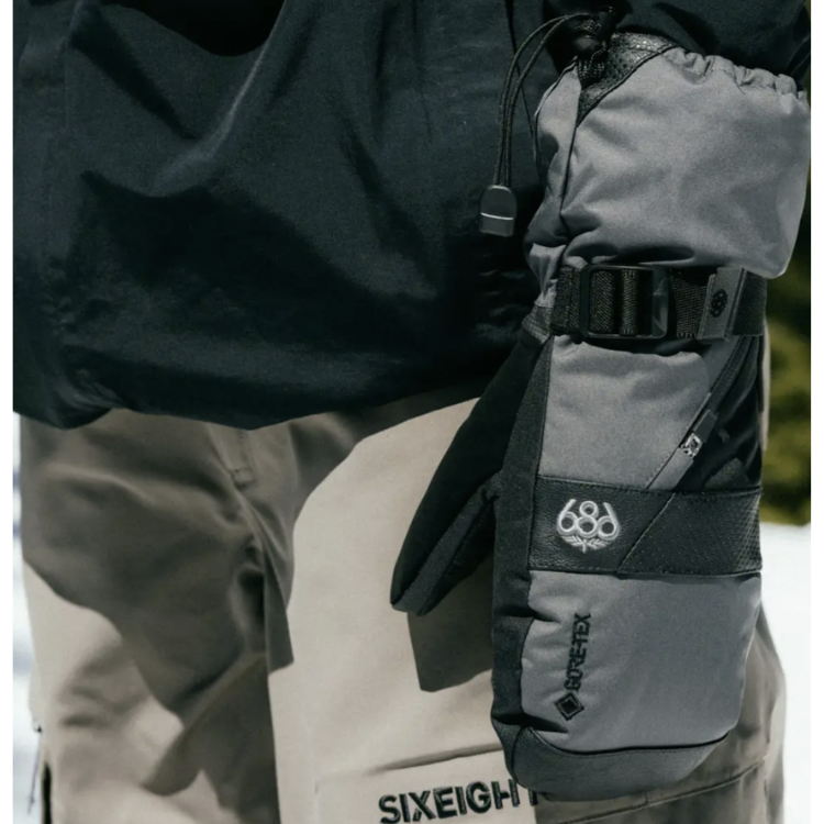 686 GORE-TEX Smarty 3-in-1 Gauntlet Mitt 保暖滑雪連指手套灰色拼接款,模特兒雪地實穿正面細節展示圖,呈現黑灰撞色設計與 SIX EIGHT SIX 品牌字樣