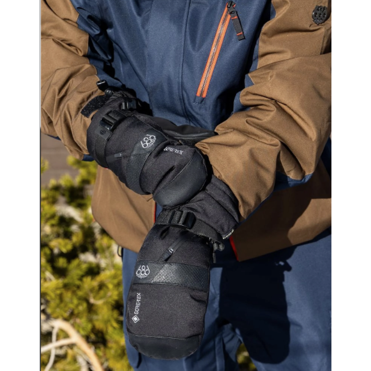 686 GORE-TEX Smarty 3-in-1 Gauntlet Mitt 保暖滑雪連指手套全黑款,模特兒雪場戶外實穿展示圖,呈現加長防雪長袖口與手腕固定調節帶結構