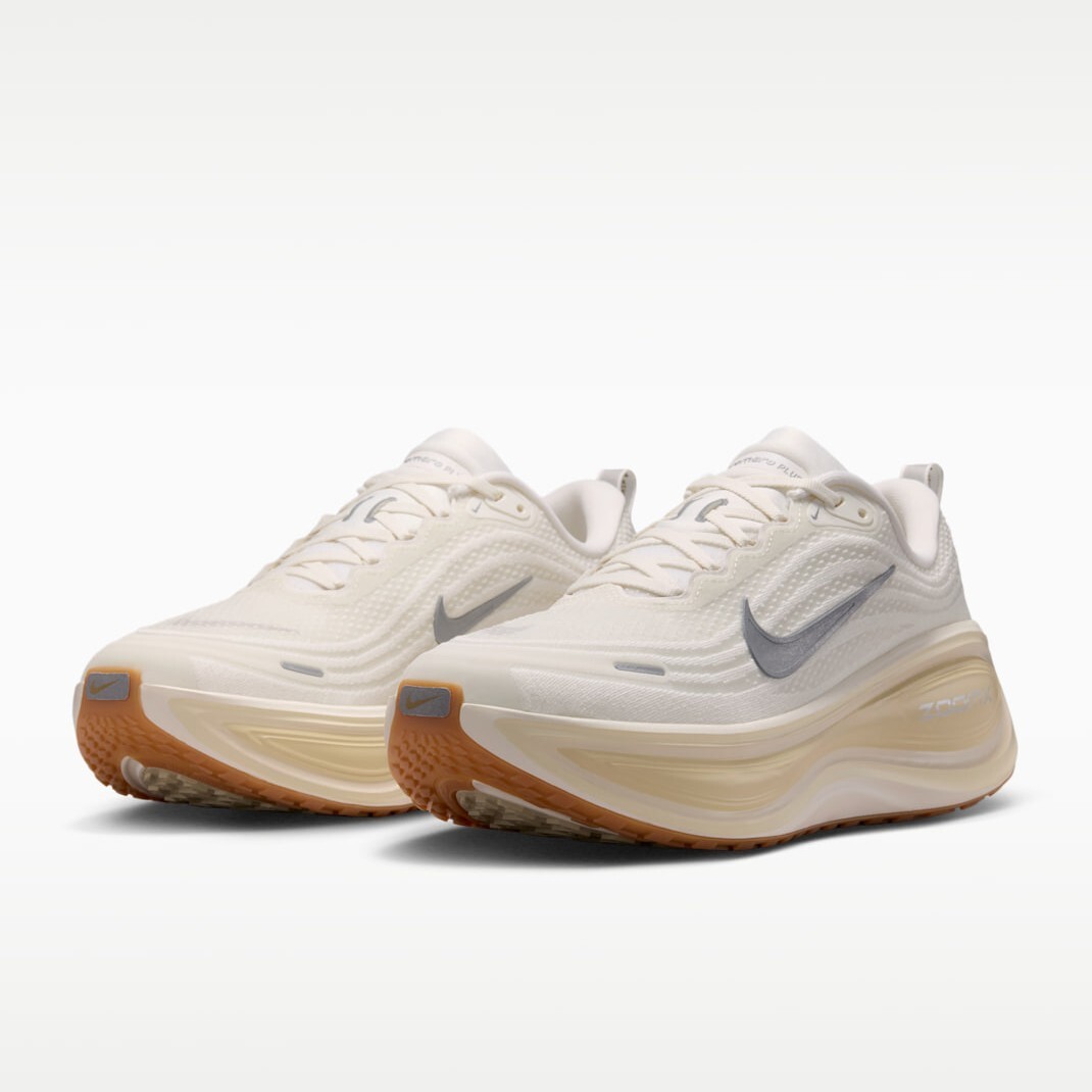 男鞋 NIKE VOMERO PLUS 白淺卡其 氣墊 緩震 網布 透氣 休閒 跑步 運動鞋【IM8336-100】