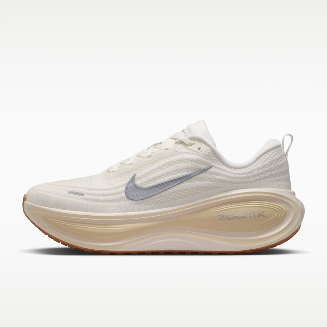 男鞋 NIKE VOMERO PLUS 白淺卡其 氣墊 緩震 網布 透氣 休閒 跑步 運動鞋【IM8336-100】
