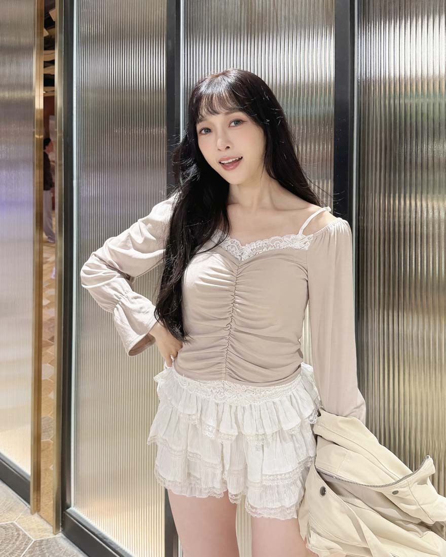 LINA LINA微辣甜感蕾絲滾邊假兩件附罩杯上衣-奶茶杏