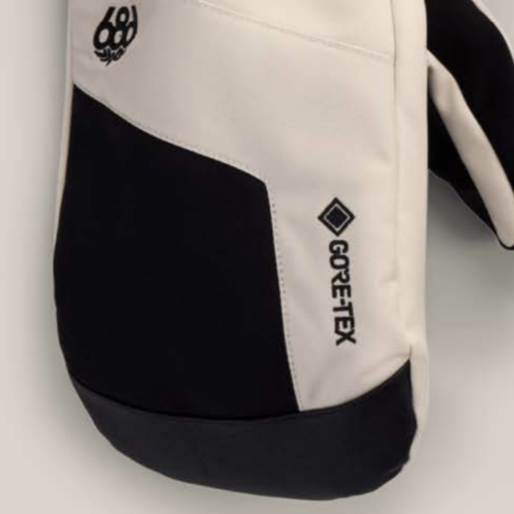 686 GORE-TEX Linear Glove 米白/黑拼色手套背側細節圖，展示低調黑白配色、電繡品牌標誌與 GORE-TEX 專業防水標籤