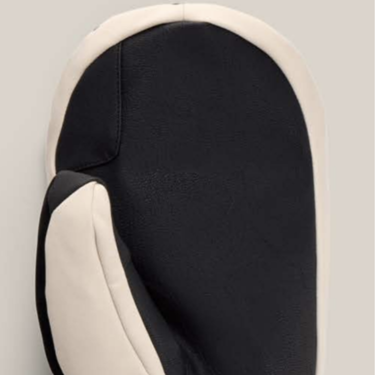 686 GORE-TEX Linear Glove 米白/黑拼色手套掌心特寫圖，展示高耐磨全黑皮革抓握面與拇指防滑剪裁