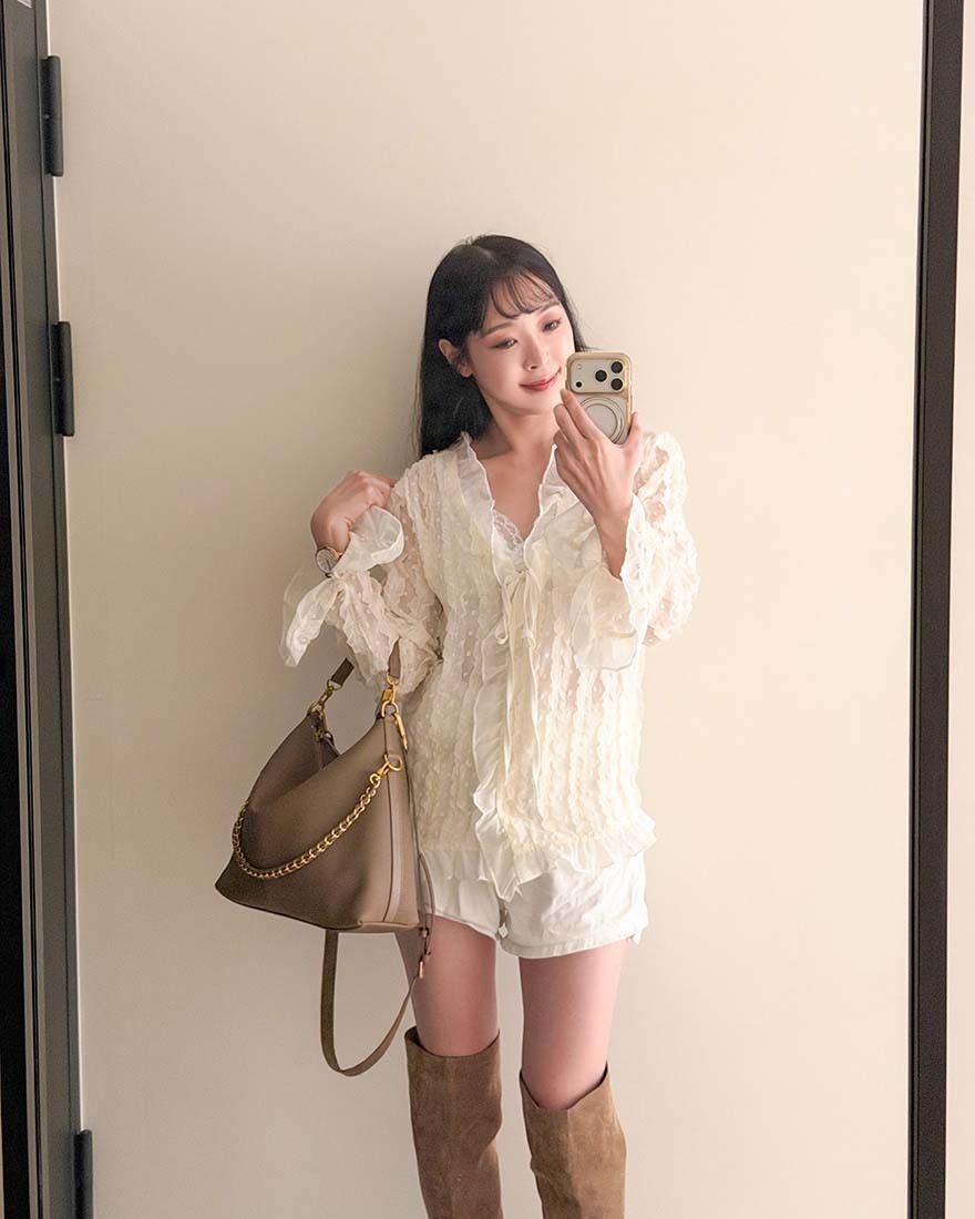LINA LINA柔情交織荷葉滾邊波點綁結透肌上衣-氣質杏