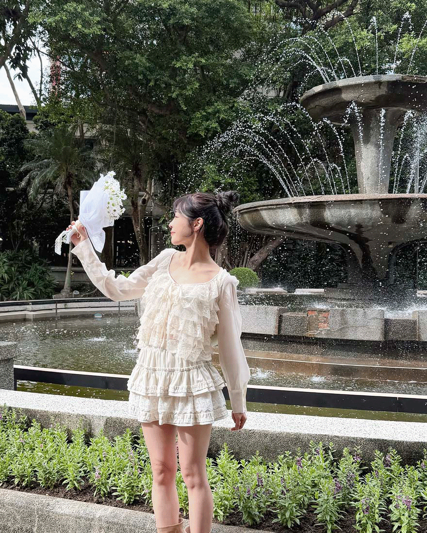 LINA LINA心動仙氣層次蕾絲網紗綁結上衣-溫柔杏