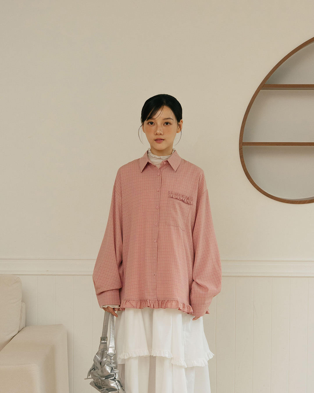 Wide-fit plaid shirt with ruffled paneling – available in three colors.【01025863】in stock+pre-order