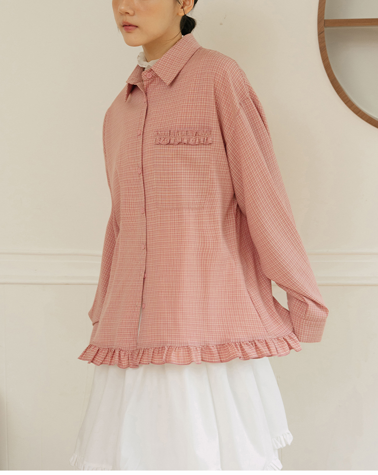 Wide-fit plaid shirt with ruffled paneling – available in three colors.【01025863】in stock+pre-order