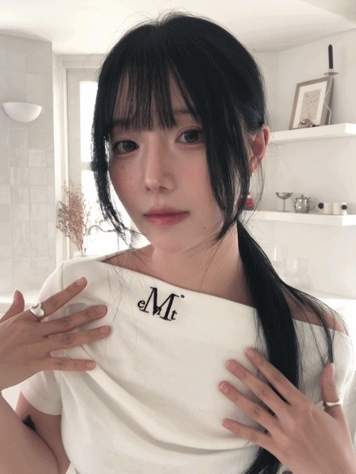 韓國限定🇰🇷 MUCENT RIVA SHIRRING SLIT OFF SHOULDER HALF T 露肩 一字領 腰部開衩 抓皺 短袖 短T / 預購