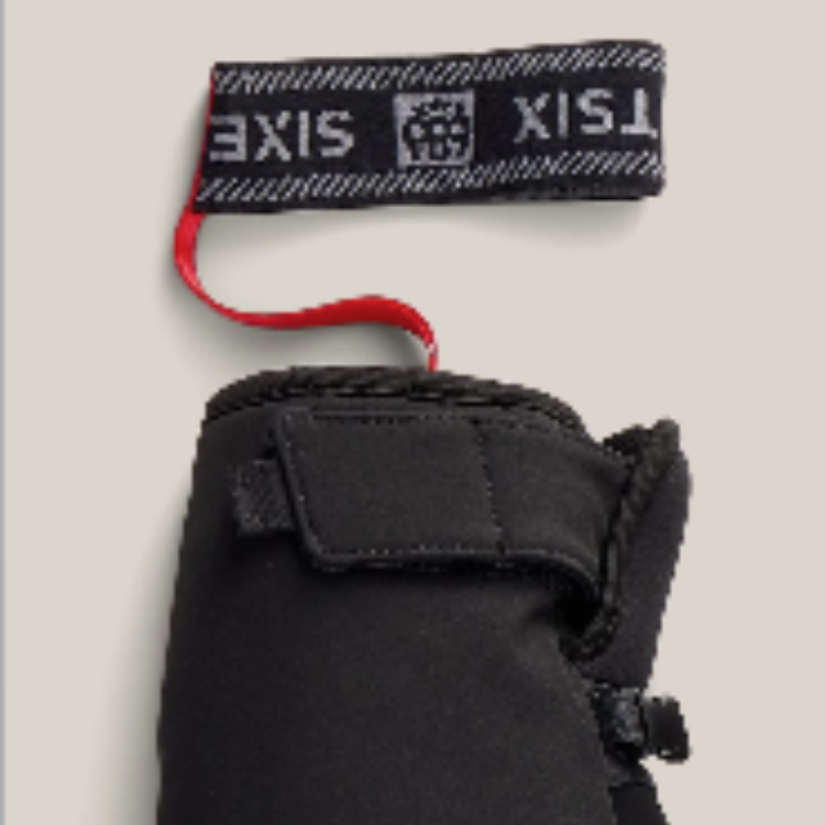 686 保暖滑雪手套袖口特寫圖，展示魔鬼氈調節扣帶與 SIXEIGHTSIX 品牌字樣的安全防失手繩