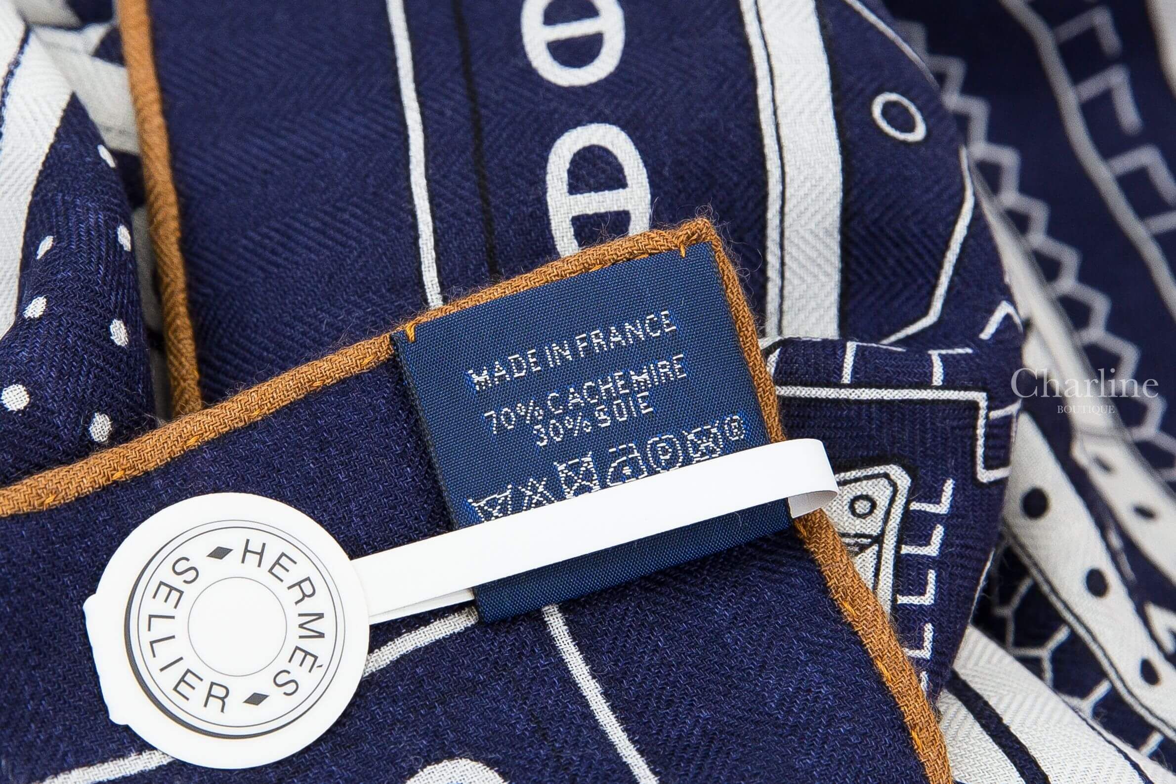 Hermès Cheval De Coeur Bandana Shawl 140 海軍藍/白色/淺褐色愛心駿馬喀什米爾真絲披肩 Made in France喀什米爾真絲材質標籤