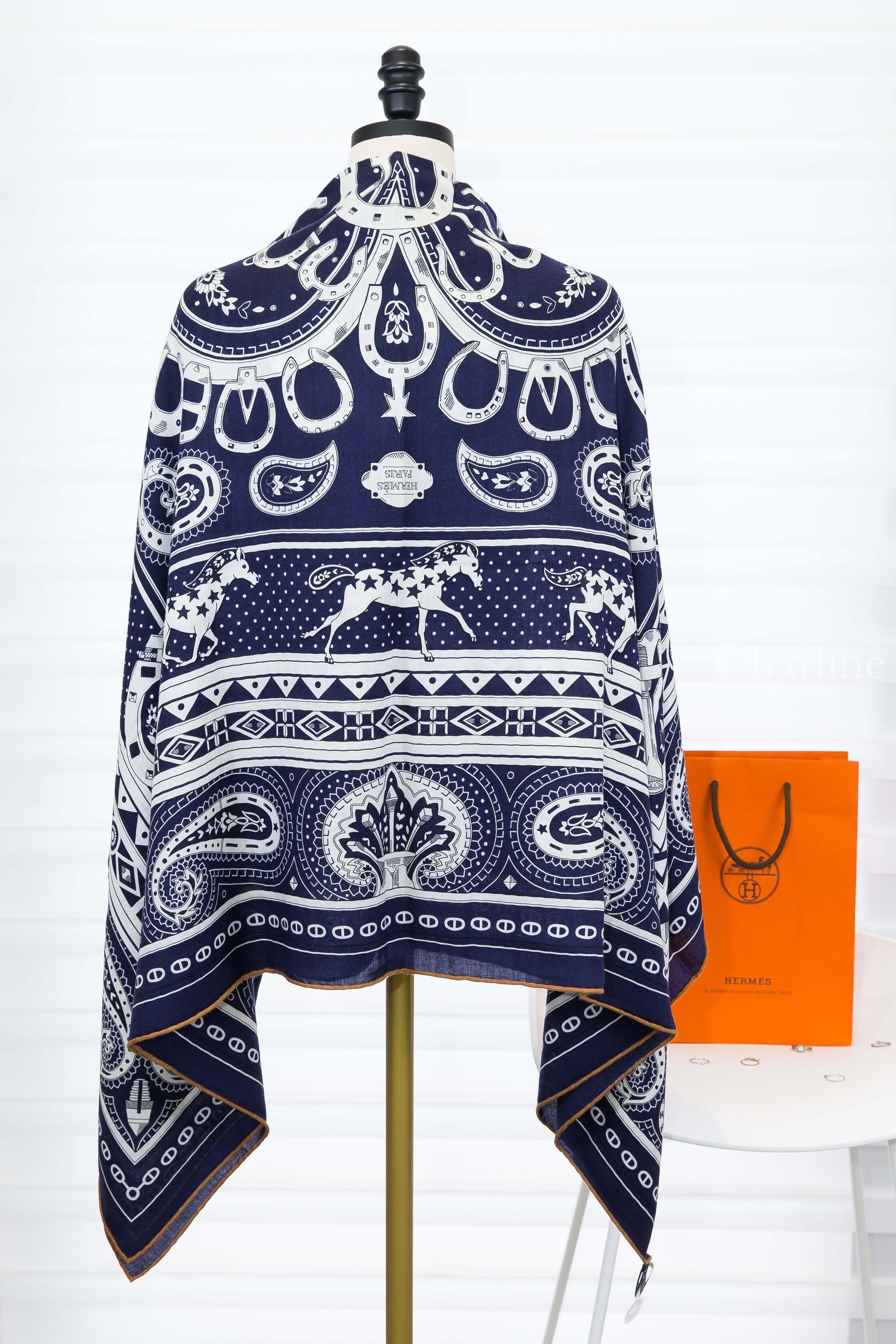Hermès Cheval De Coeur Bandana Shawl 140 海軍藍/白色/淺褐色愛心駿馬喀什米爾真絲披肩 人台背面披掛與馬蹄駿馬圖案展示