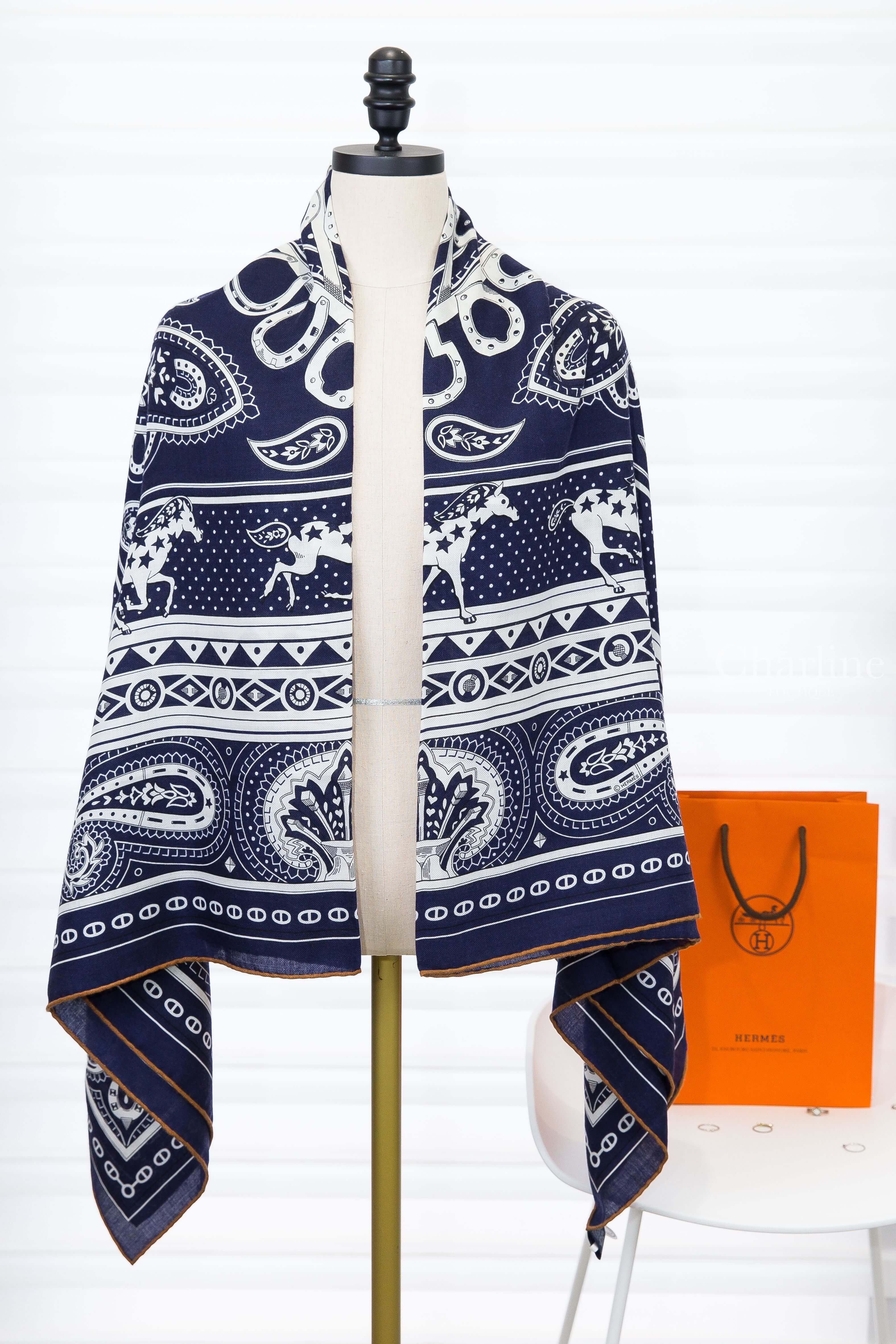 Hermès Cheval De Coeur Bandana Shawl 140 海軍藍/白色/淺褐色愛心駿馬喀什米爾真絲披肩 人台正面披掛與Paisley圖騰展示