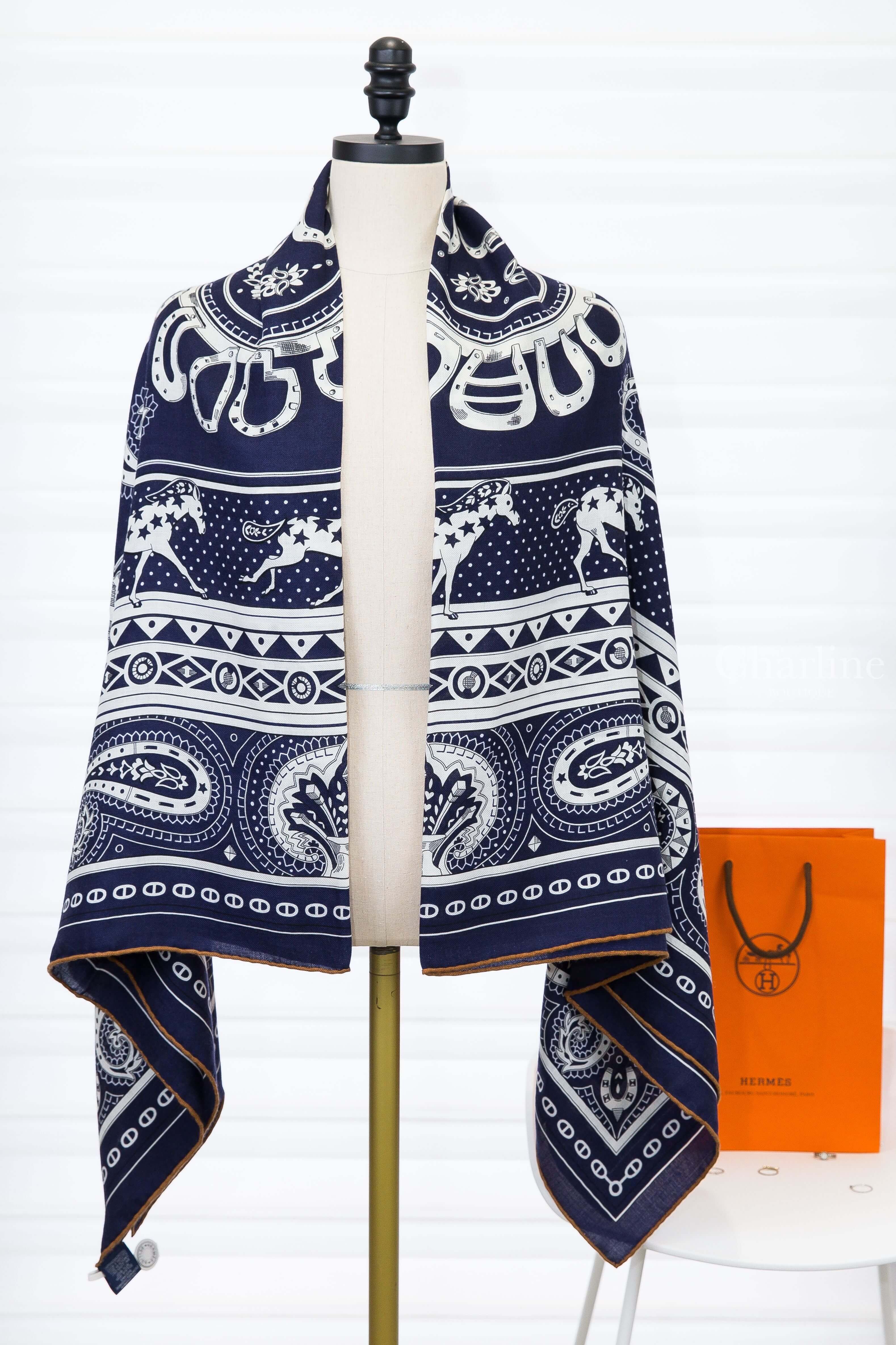 Hermès Cheval De Coeur Bandana Shawl 140 海軍藍/白色/淺褐色愛心駿馬喀什米爾真絲披肩 人台正面披掛與駿馬圖騰展示