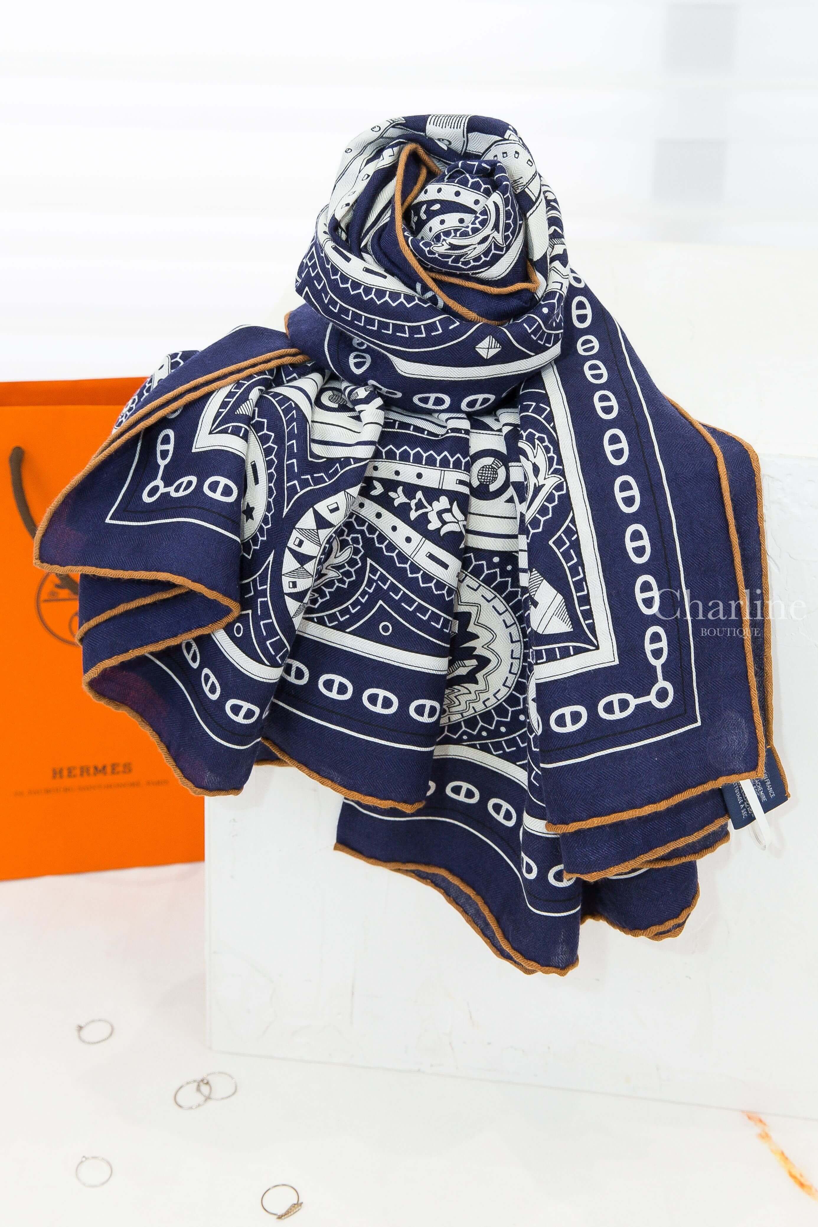 Hermès Cheval De Coeur Bandana Shawl 140 海軍藍/白色/淺褐色愛心駿馬喀什米爾真絲披肩