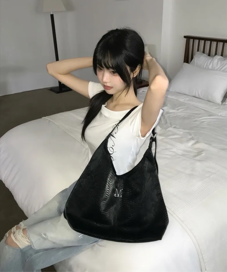 韓國限定🇰🇷 MUCENT ERVA SNAKE PATTERN SHOULDER BAG UNISEX 蛇紋 皮革 單肩包 磁扣設計 大容量 / 預購