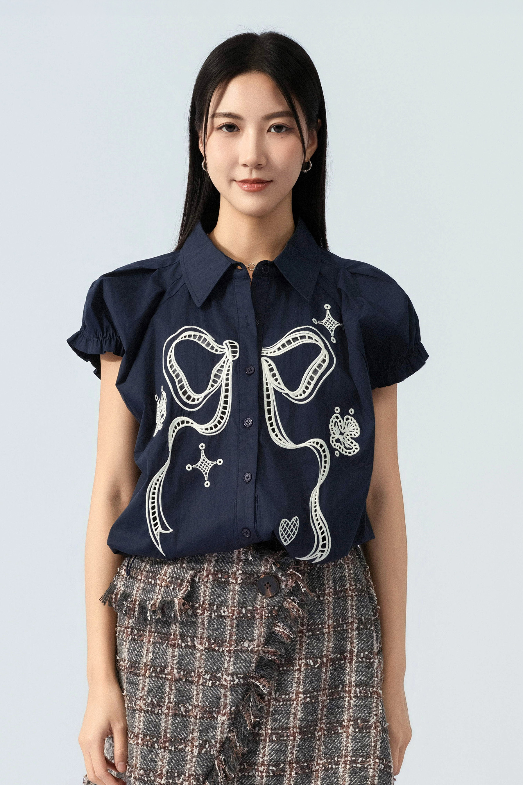 刺繡蝴蝶結束邊恤衫 (預購產品）