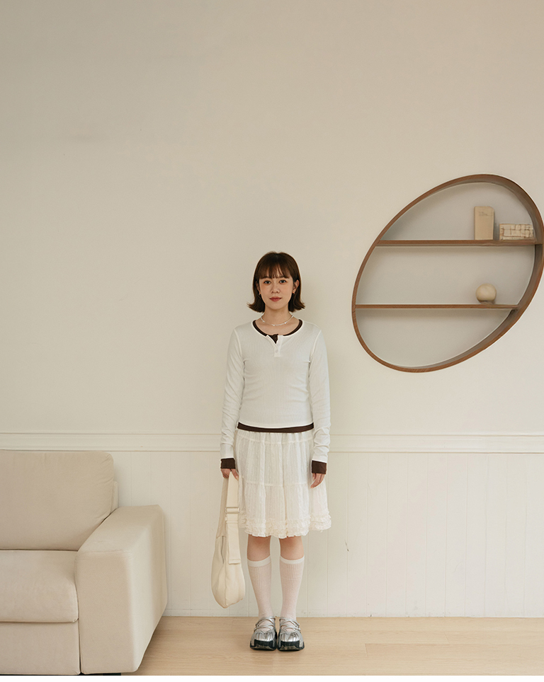 Fitted Long-Sleeve Top with Half-Button Placket – White S/M/L【01099984】in stock+pre-order