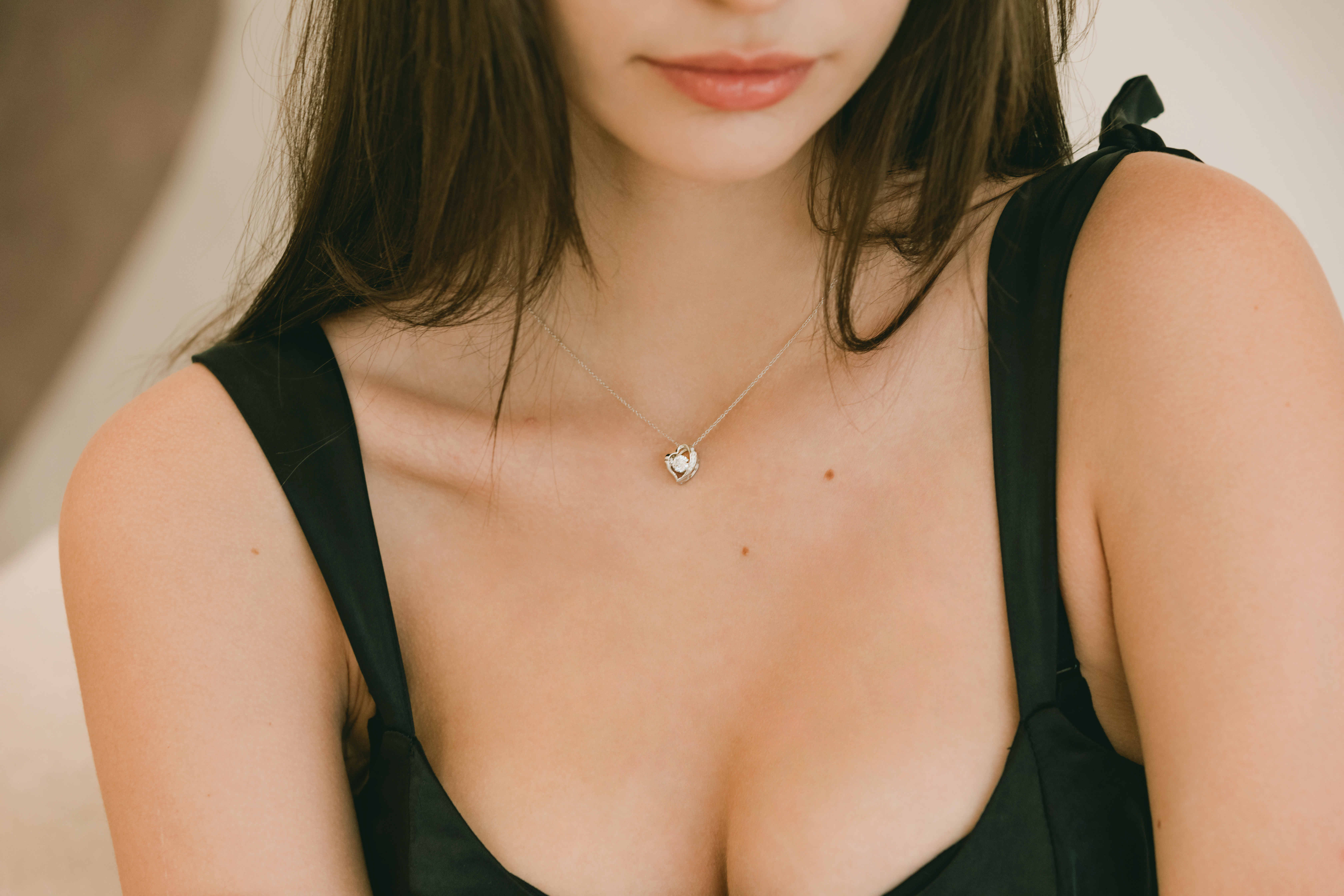 MELLA 梅拉 M 字母項鍊佩戴展示
