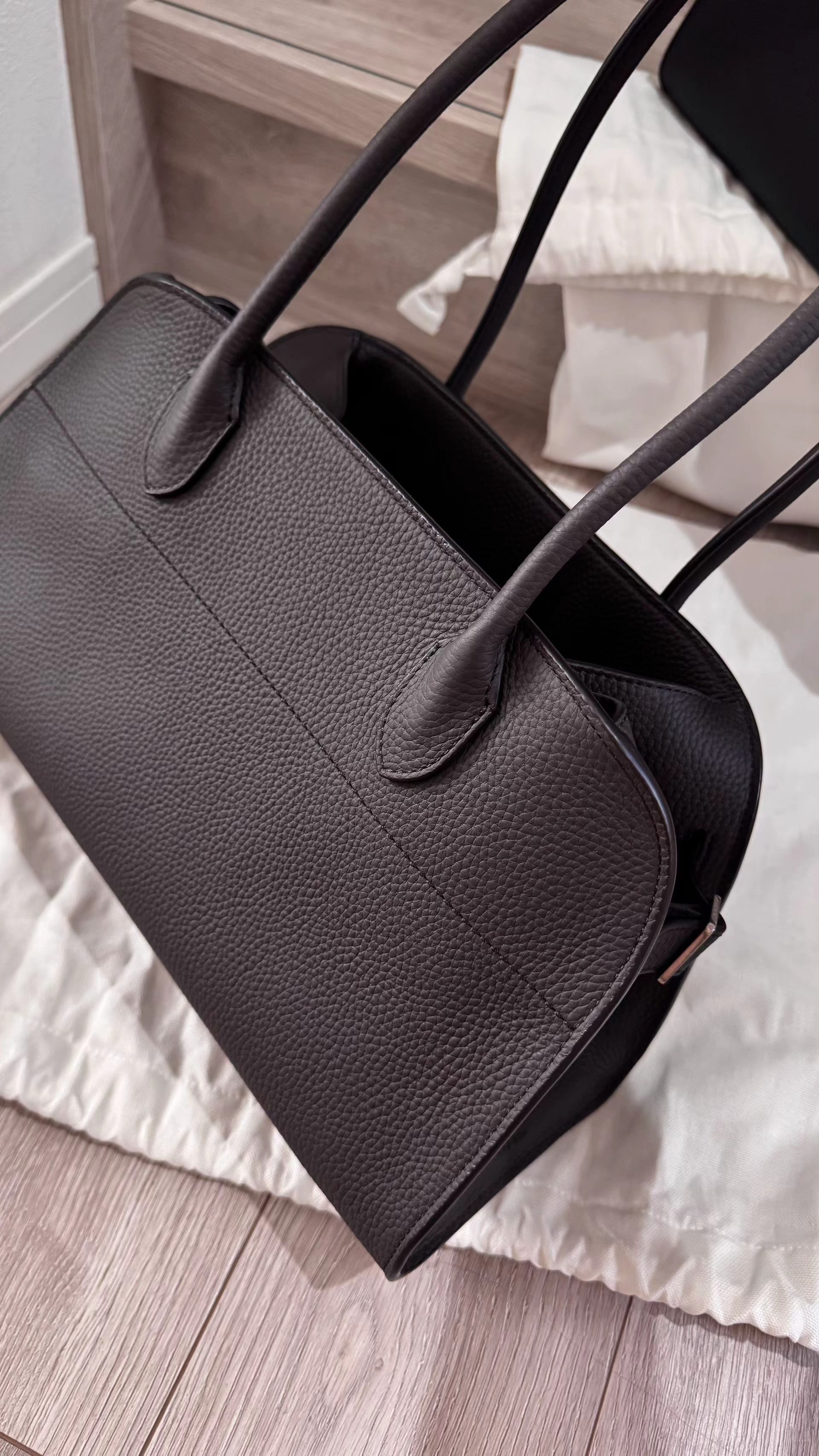 The Row Margaux 12 shoulder 荔枝小牛皮胡桃木啡色腋下袋