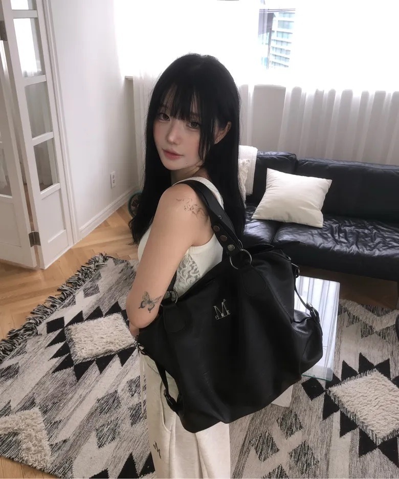 韓國限定🇰🇷 MUCENT LUMA METAL LOGO LEATHER CROSS SHOULDER BAG 金屬標誌 皮革單肩包 側背包 手提包 多背法 大容量 / 預購