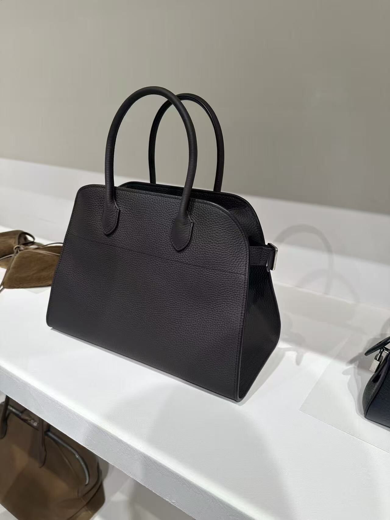 The Row Margaux 12 walnut shadow 胡桃木棕色荔枝小牛皮 腋下袋 手袋