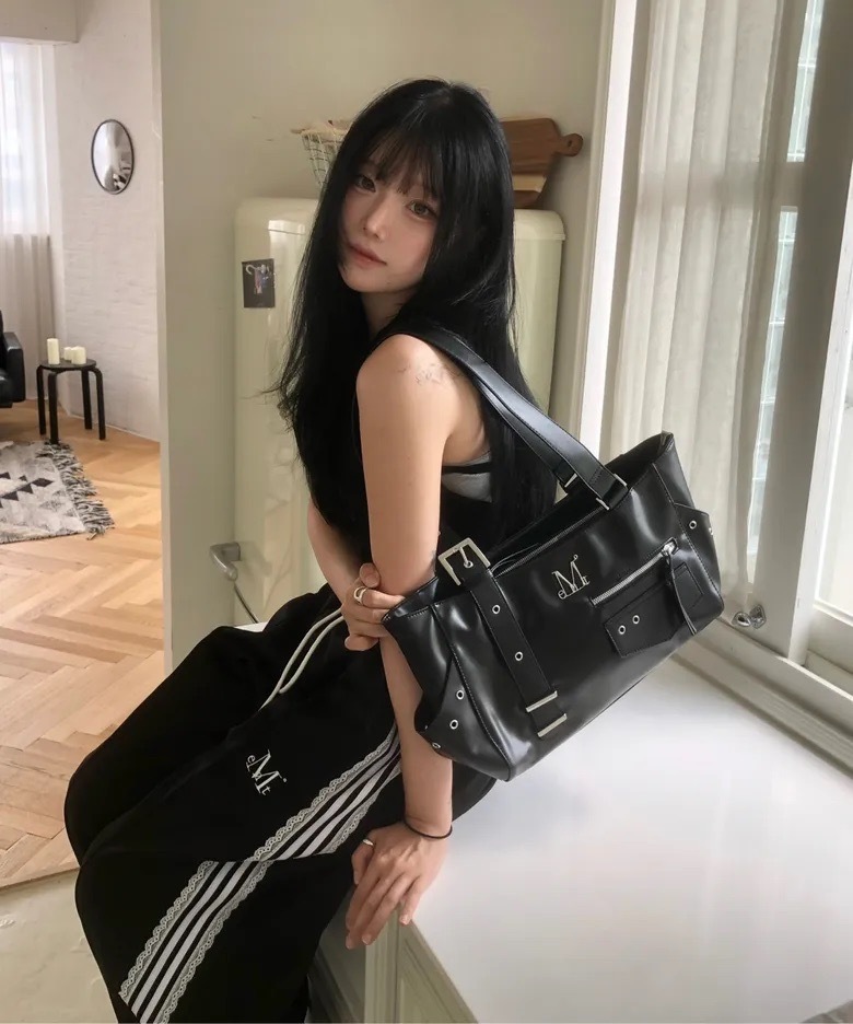 韓國限定🇰🇷 MUCENT NOVEN ONE SIDE STRAP DOUBLE POCKET LEATHER SHOULDER BAG 金屬標誌 皮革單肩包 手提包 / 預購