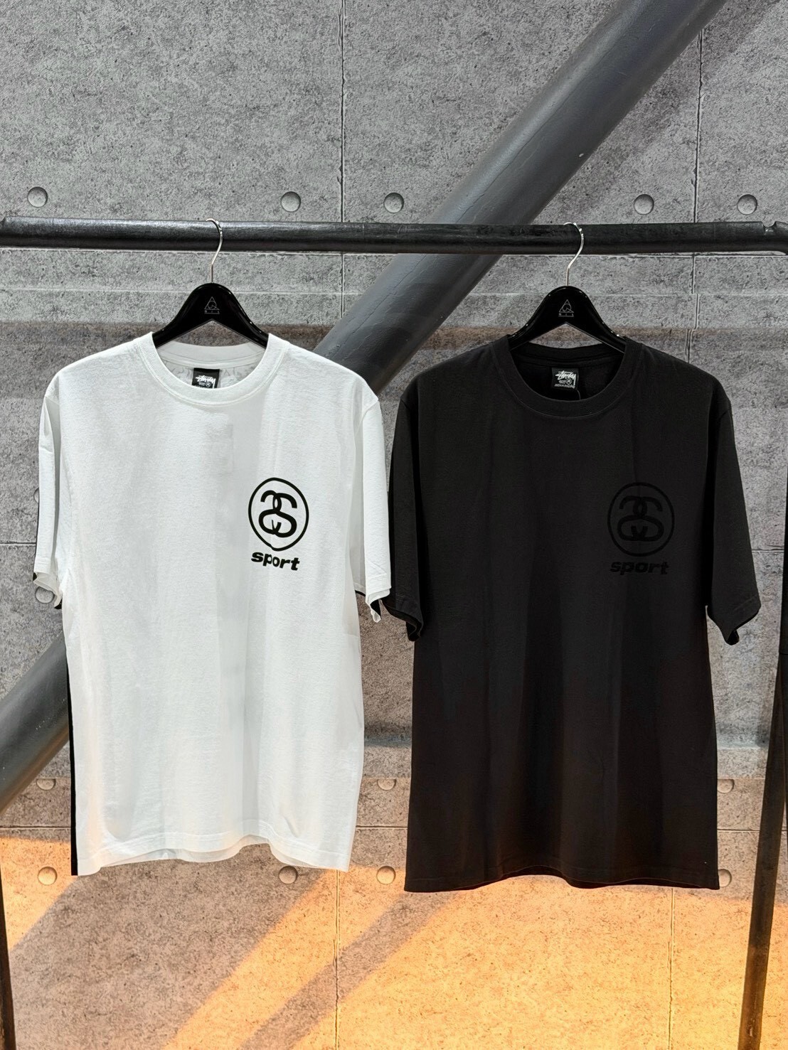 STUSSY short-sleeved T-shirt with faded double S logo printing on the front and back.