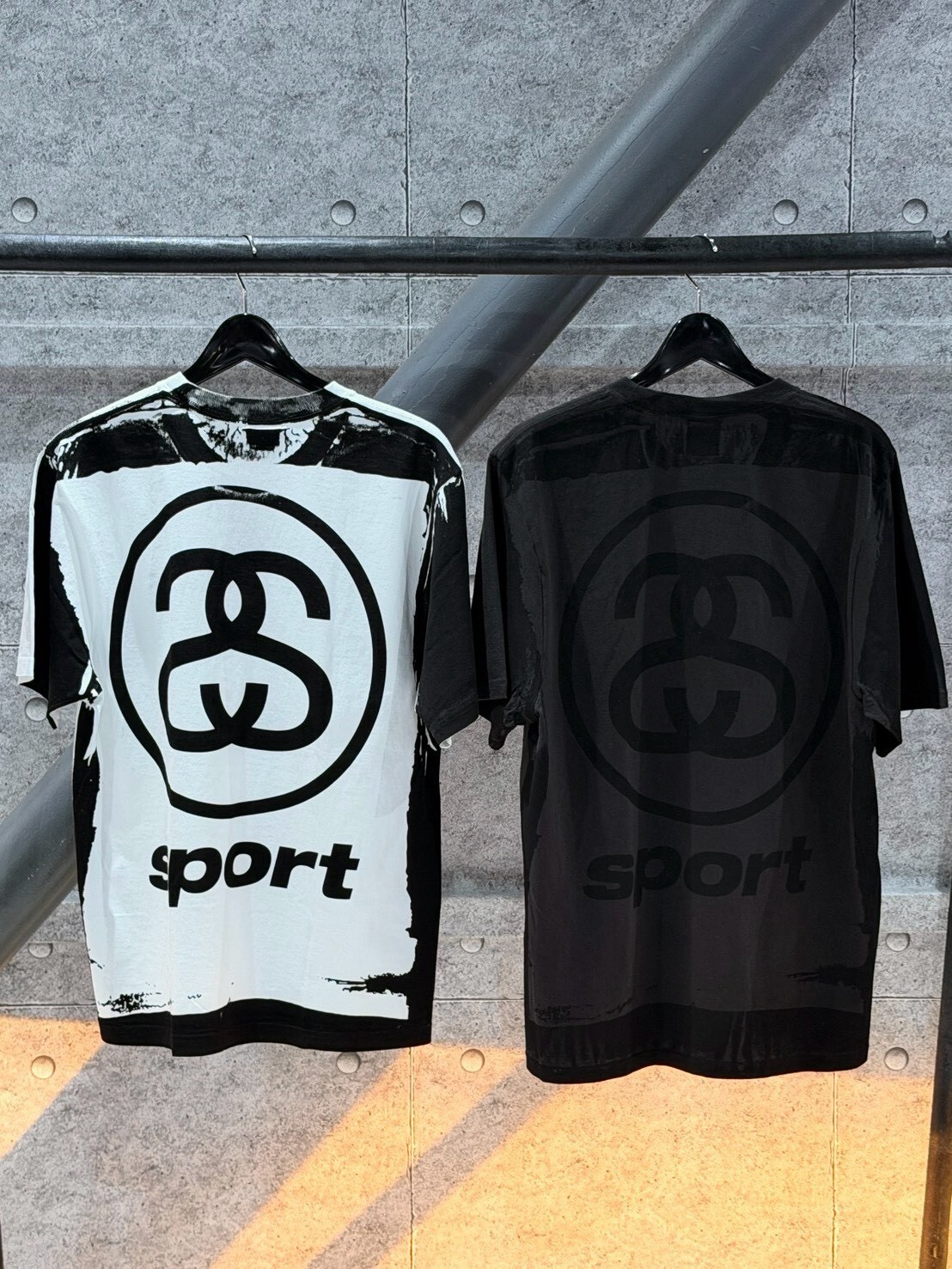 STUSSY short-sleeved T-shirt with faded double S logo printing on the front and back.