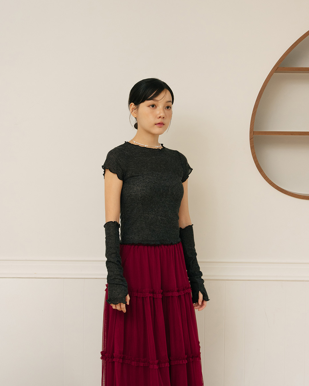 Ribbed top with lettuce-edge trim and matching arm warmers; available in three colors.【01200080】in stock+pre-order
