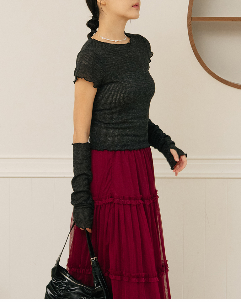 Ribbed top with lettuce-edge trim and matching arm warmers; available in three colors.【01200080】in stock+pre-order