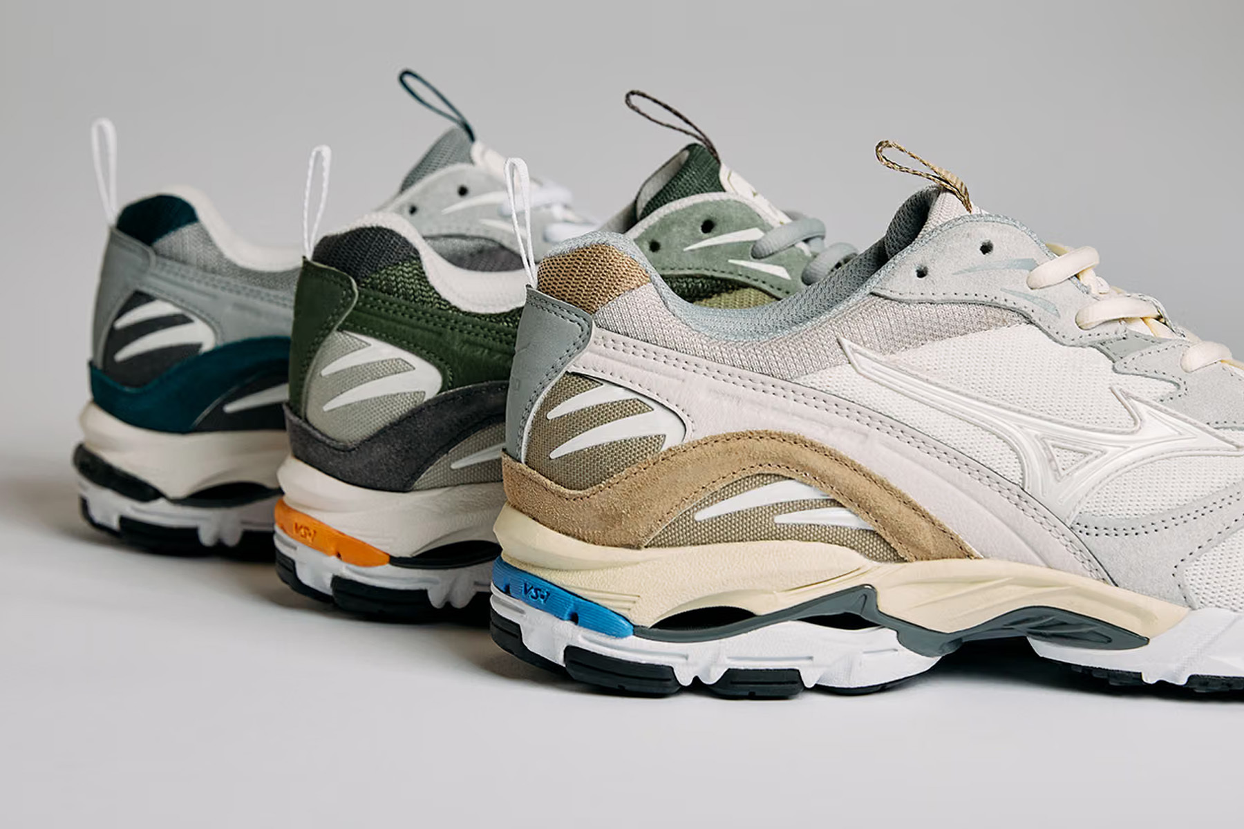 多款顏色 Mizuno Wave Rider 跑鞋特寫：Wave 波浪片與 Enerzy 泡棉中底細節